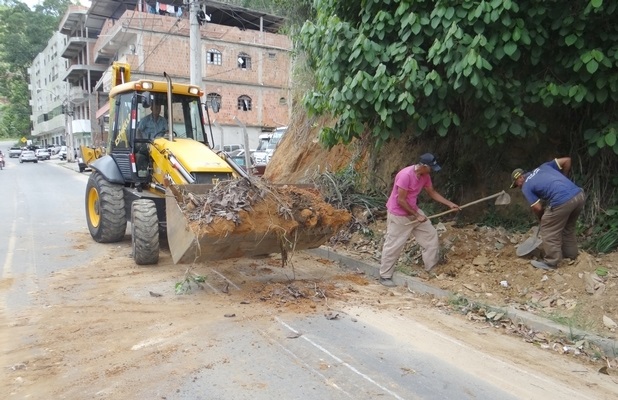 Secretaria de Obras realizando limpeza de barreiras nas ruas do Município