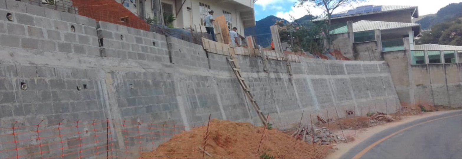 Construção de muro de contenção na Avenida Hermínio Altoé, em Jaciguá entra em fase final