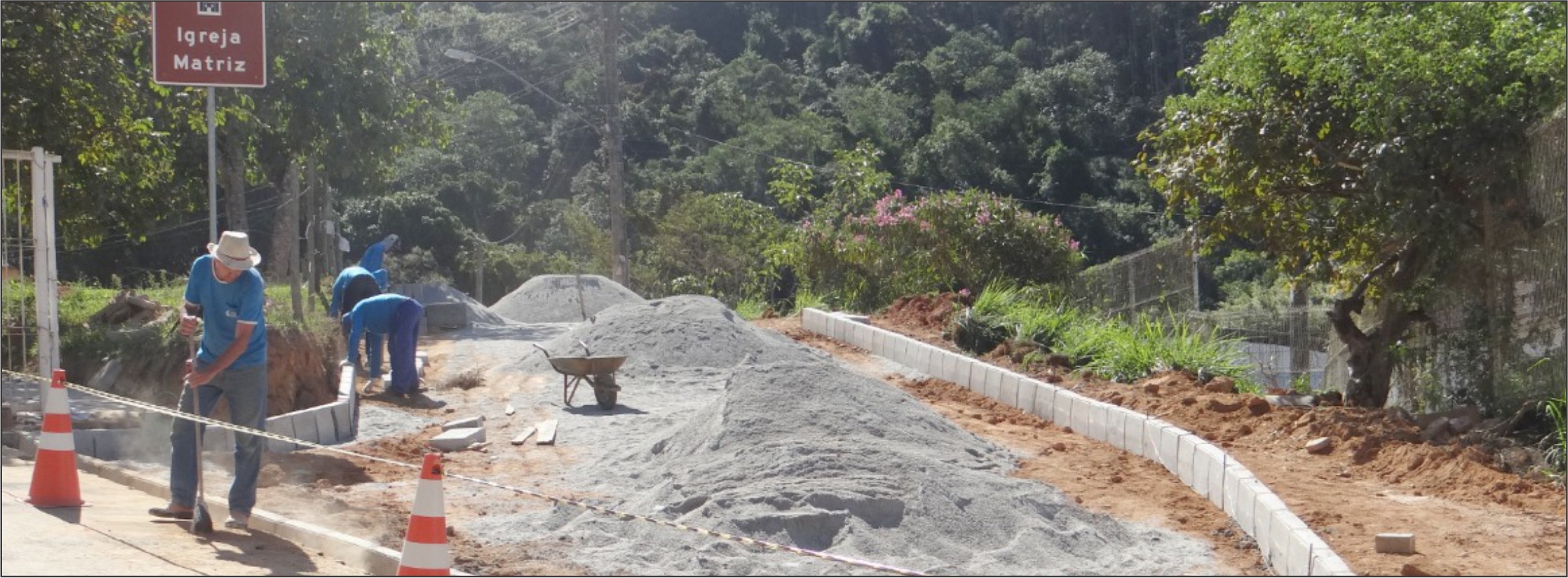 Obras de pavimentação e drenagem da rua de acesso à subida da igreja na Sede seguem a todo vapor