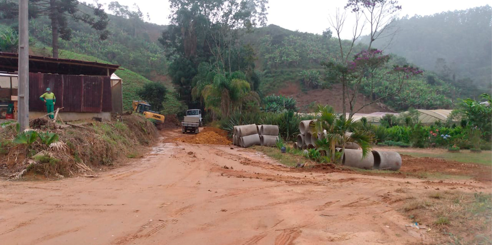Instalação de bueiro na estrada da comunidade de Vila Maria