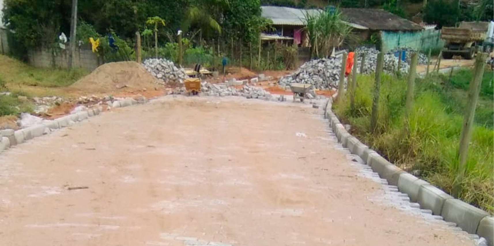 Mais um trecho da localidade de Ayd recebe calçamento rural