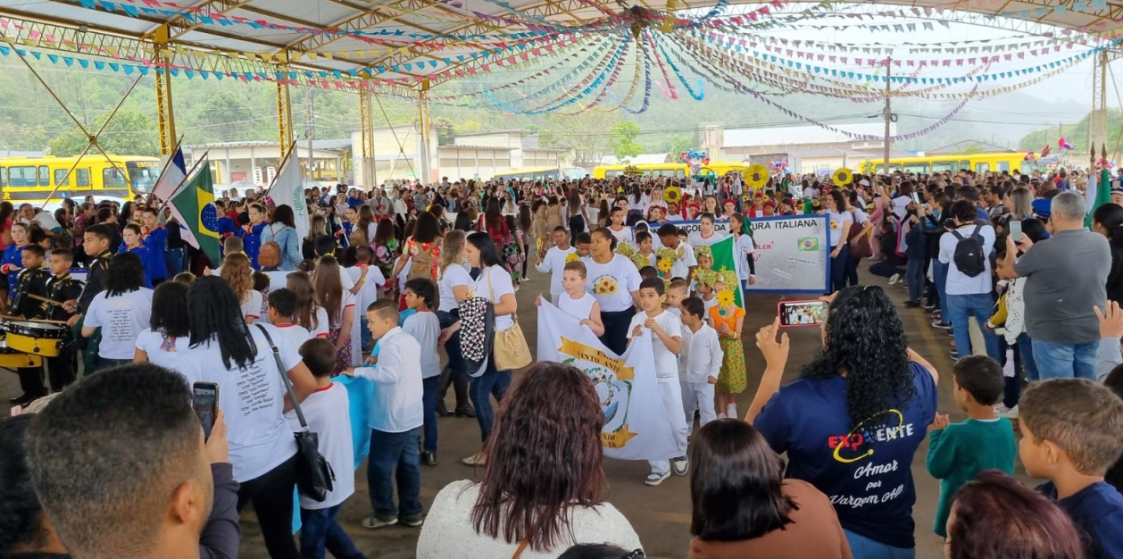 Desfile Cívico Escolar de Vargem Alta celebra a educação e a história local