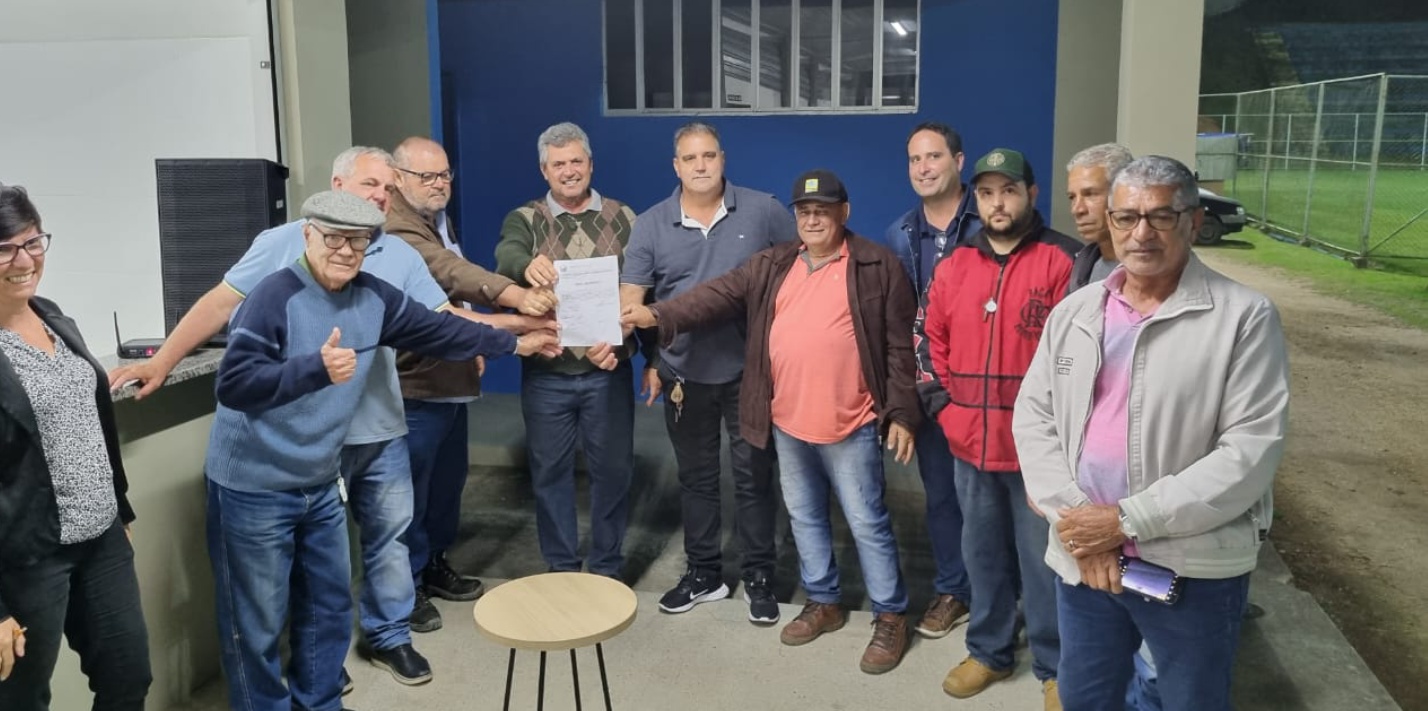 Assinada a ordem de serviço para construção de campo de bocha anexo ao estádio municipal Almiro Ofranti