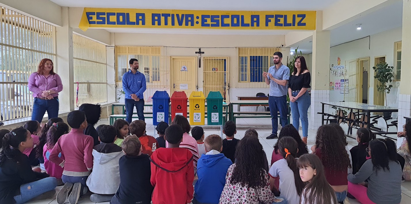 Escolas da rede municipal de Vargem Alta recebem lixeiras de cooperativa em projeto de reciclagem