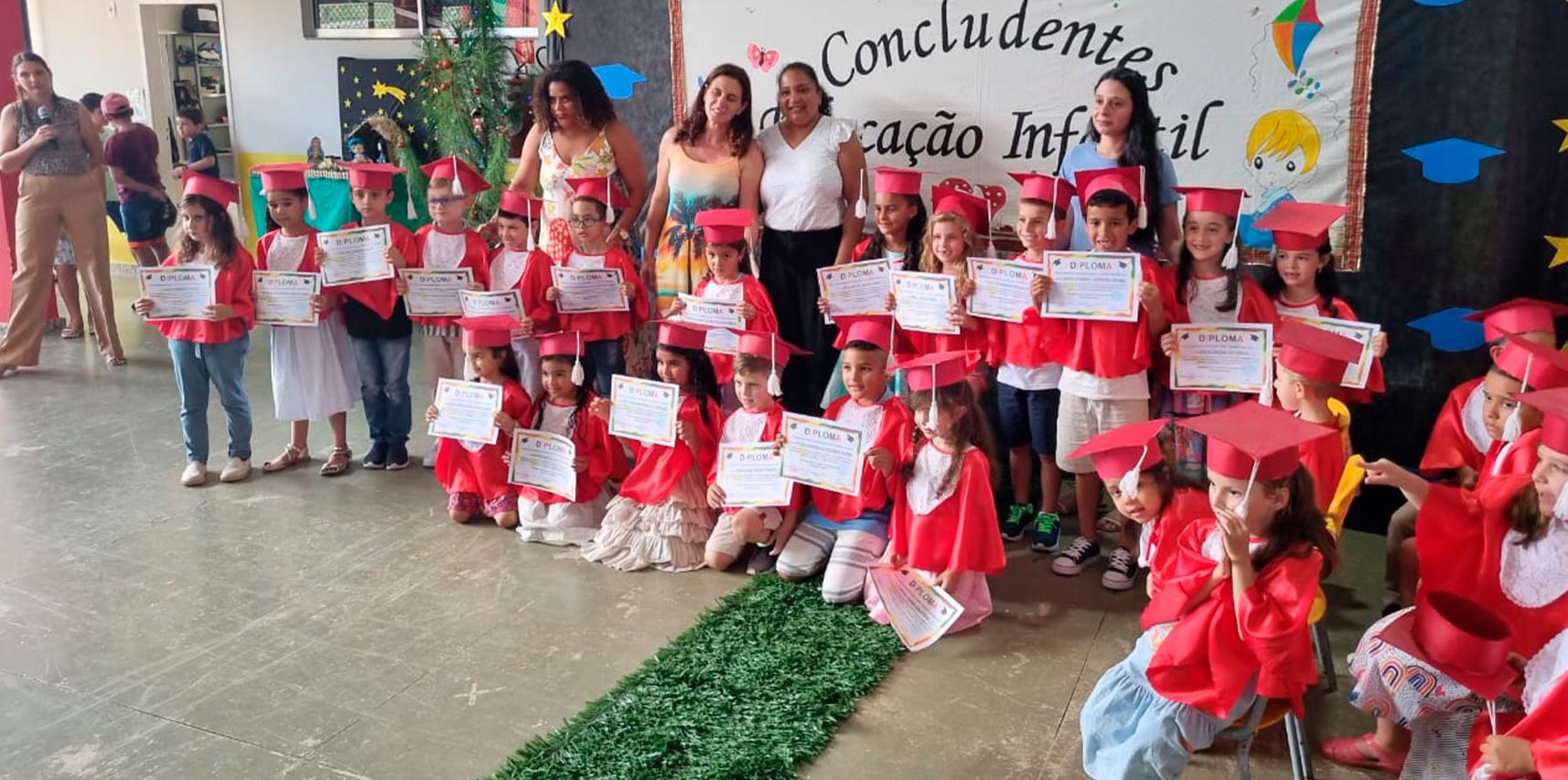 CMEI Assunta Altoé celebra o Natal com cantata e entrega de certificados