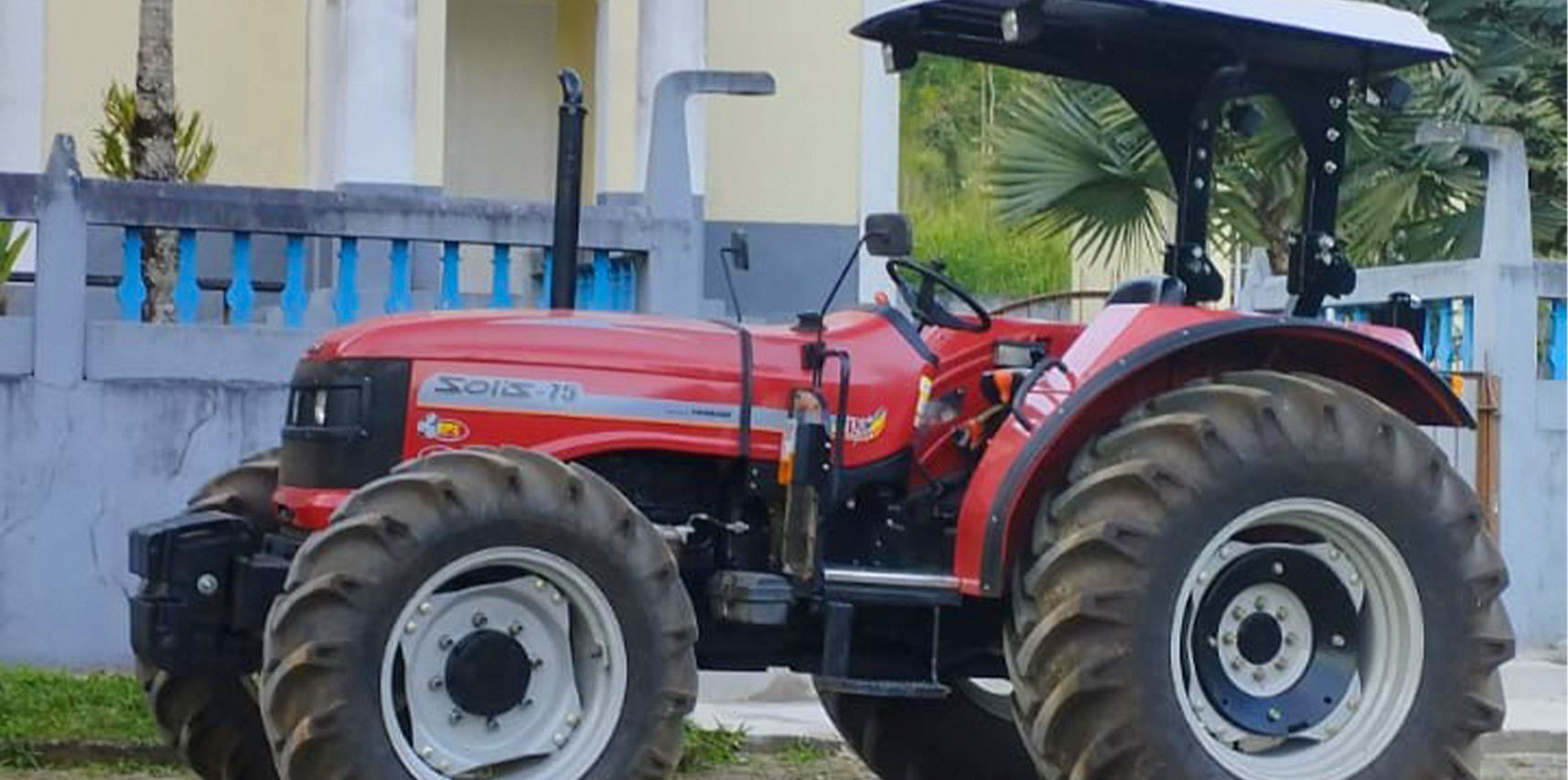 Comunidades do interior de Vargem Alta recebem trator para o fortalecimento da agricultura local