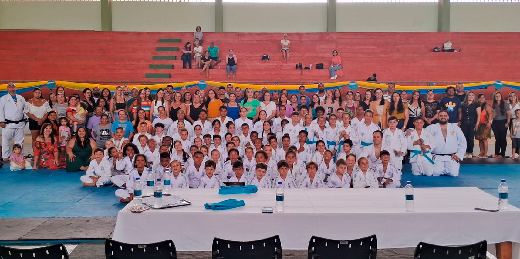 ???????Campeão mundial Tiago Camilo participa de graduação de crianças e adolescentes atendidos por projeto de aulas de judô em Vargem Alta