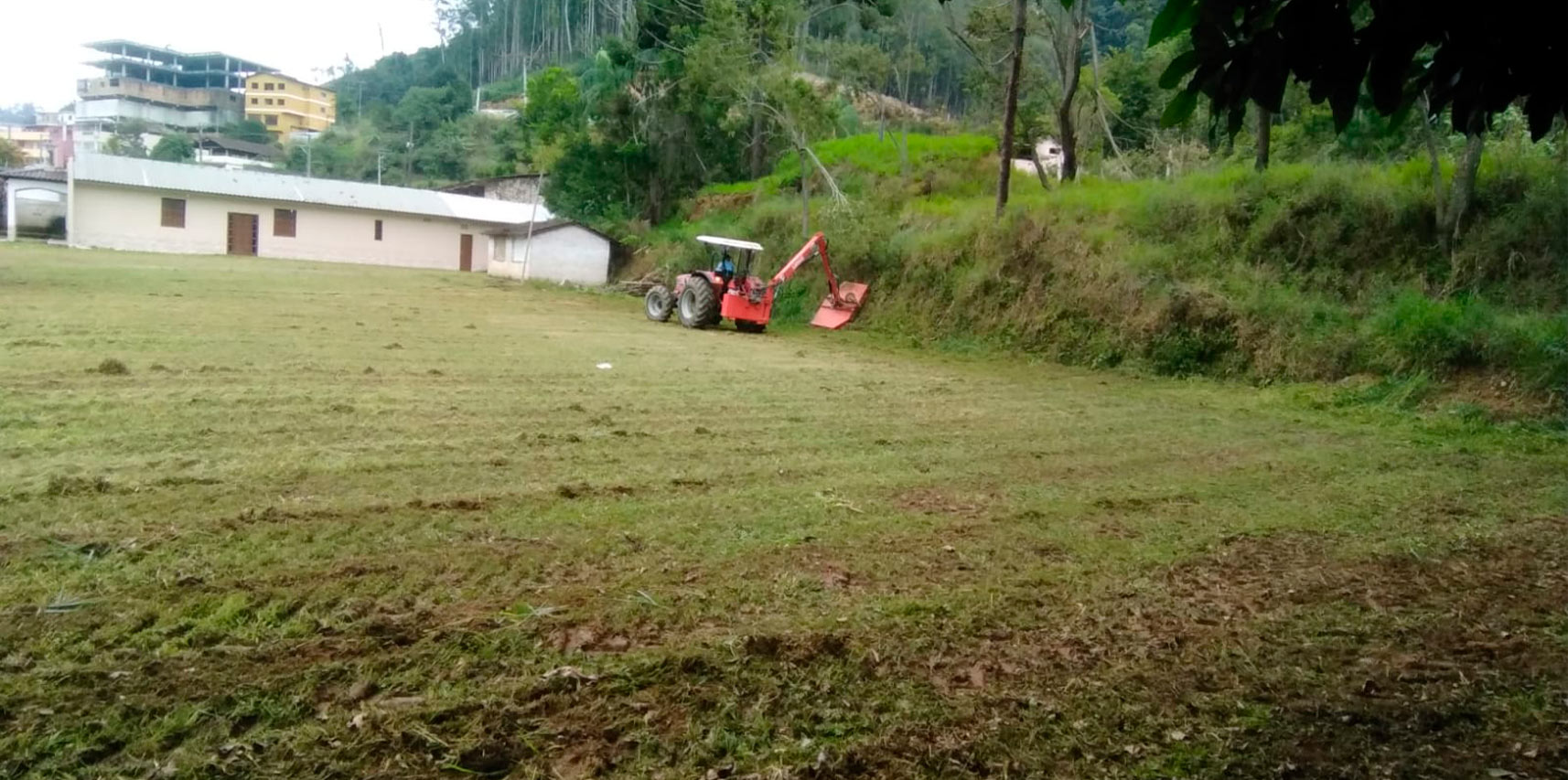 Secretaria de Obras e Serviços Urbanos realiza manutenções nos jardins da sede de Vargem Alta