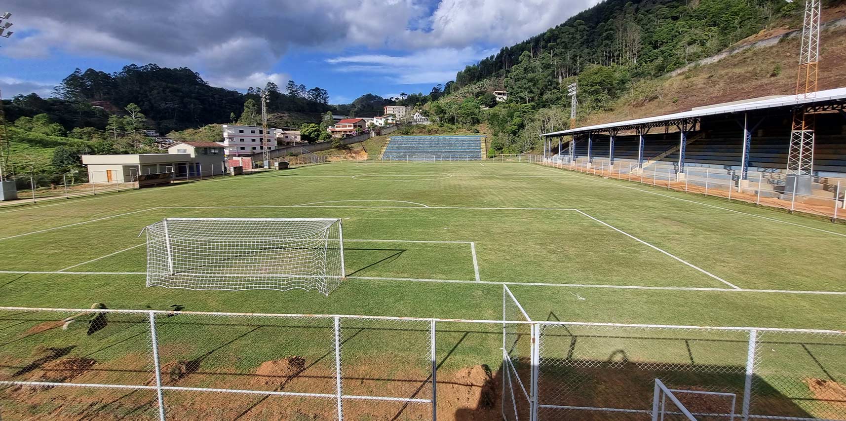 Estádio Municipal Almiro Ofranti recebe melhorias e será palco de jogo do campeonato comunitário neste domingo (30)