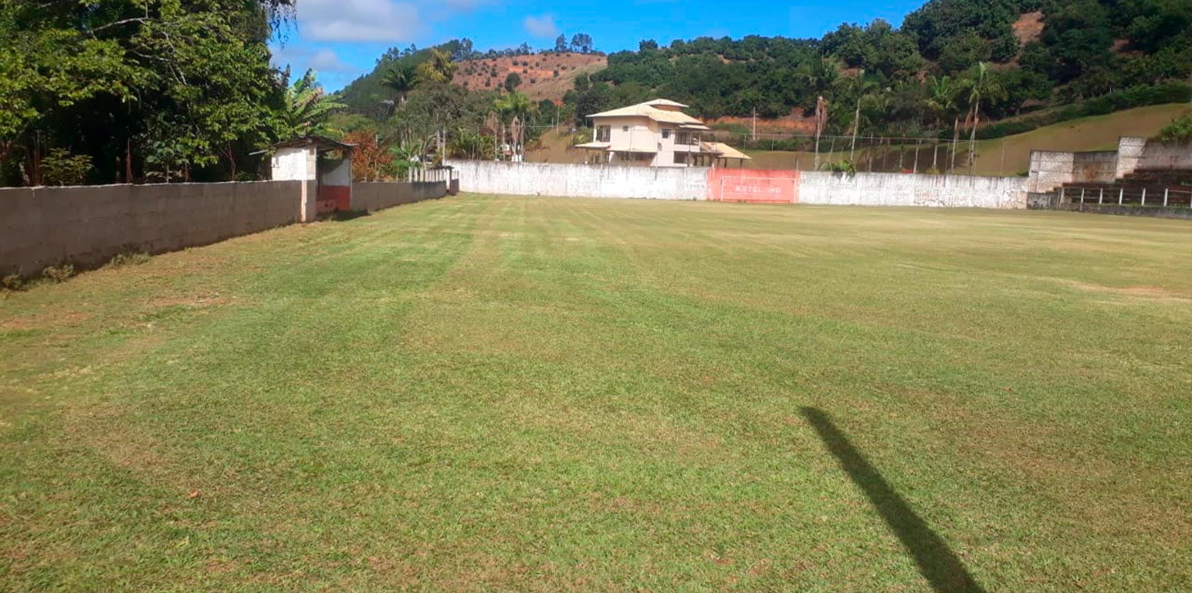 Secretaria de Cultura, Turismo e Esporte realiza serviço de roçagem em campos de futebol nas comunidades de Castelinho e Jacutinga