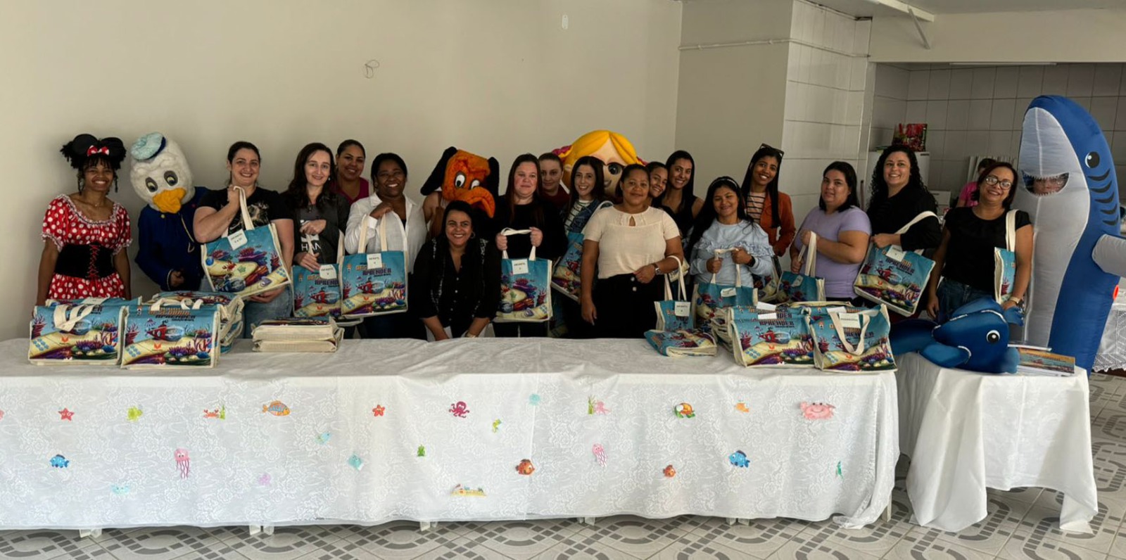 Secretaria de Educação de Vargem Alta entrega material pedagógico em reunião formativa