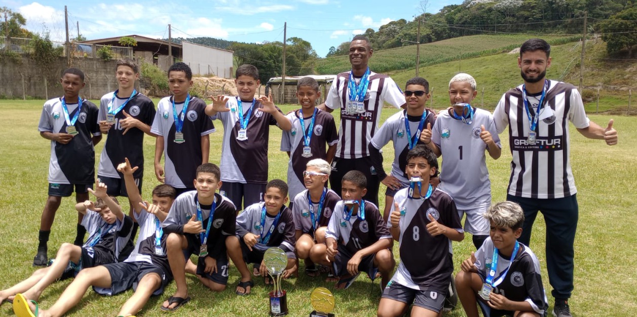 Atletas da Escolinha de Futebol do Arizinho se destacam na 9ª Copa das Montanhas