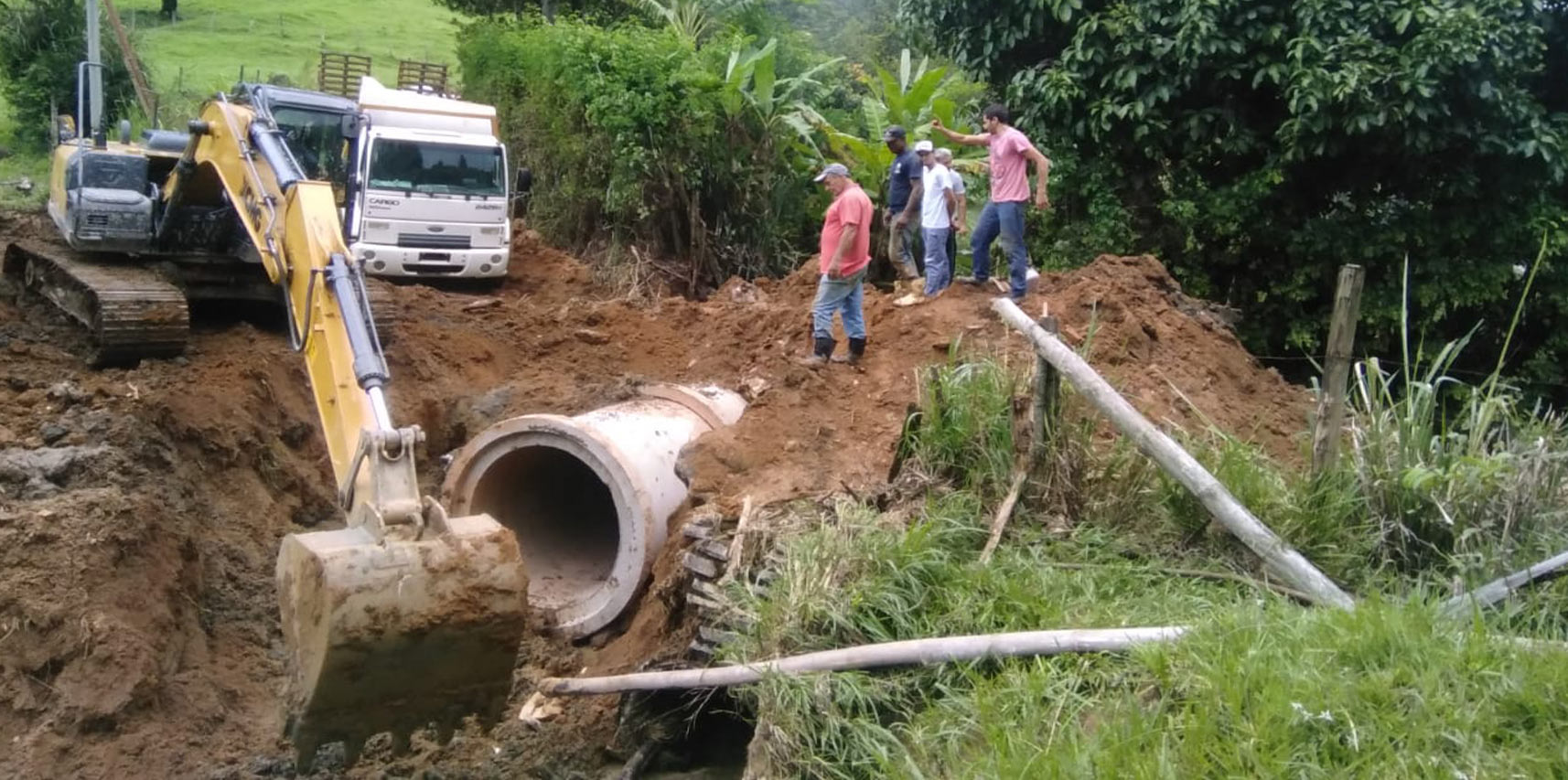 Novo bueiro é instalado na estrada de acesso a comunidade de Santo Antônio