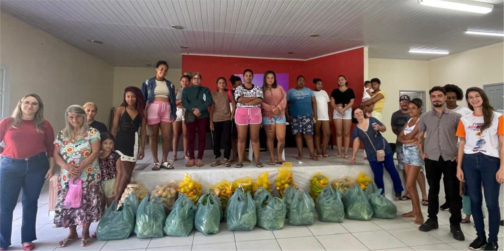 Famílias recebem cestas de alimentos da agricultura familiar