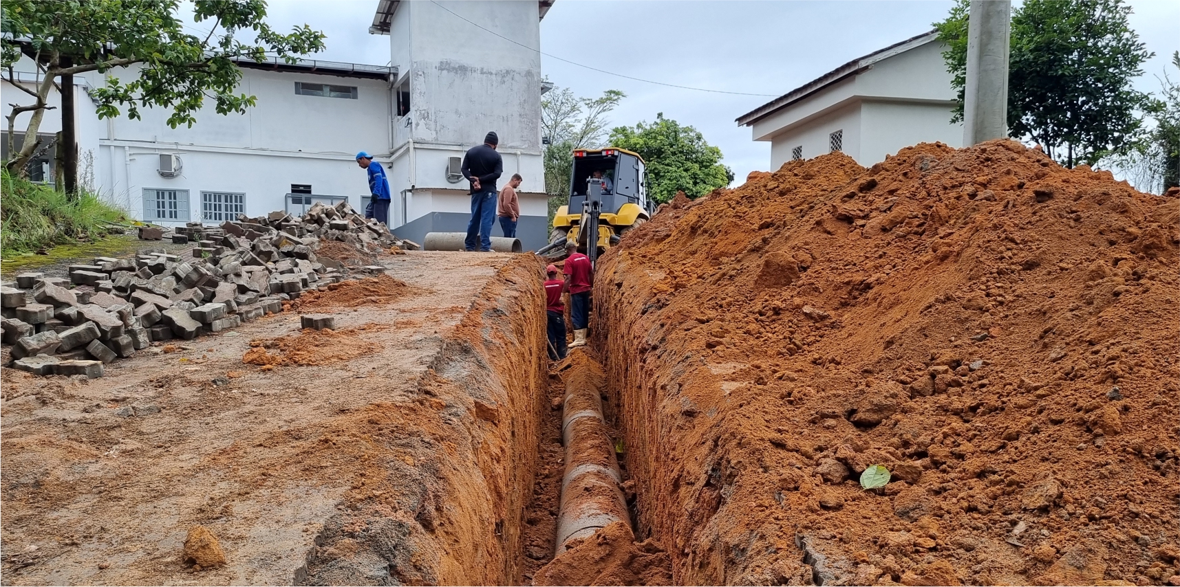 Prefeitura de Vargem Alta inicia obra de drenagem e pavimentação no pátio do Pronto Atendimento Municipal