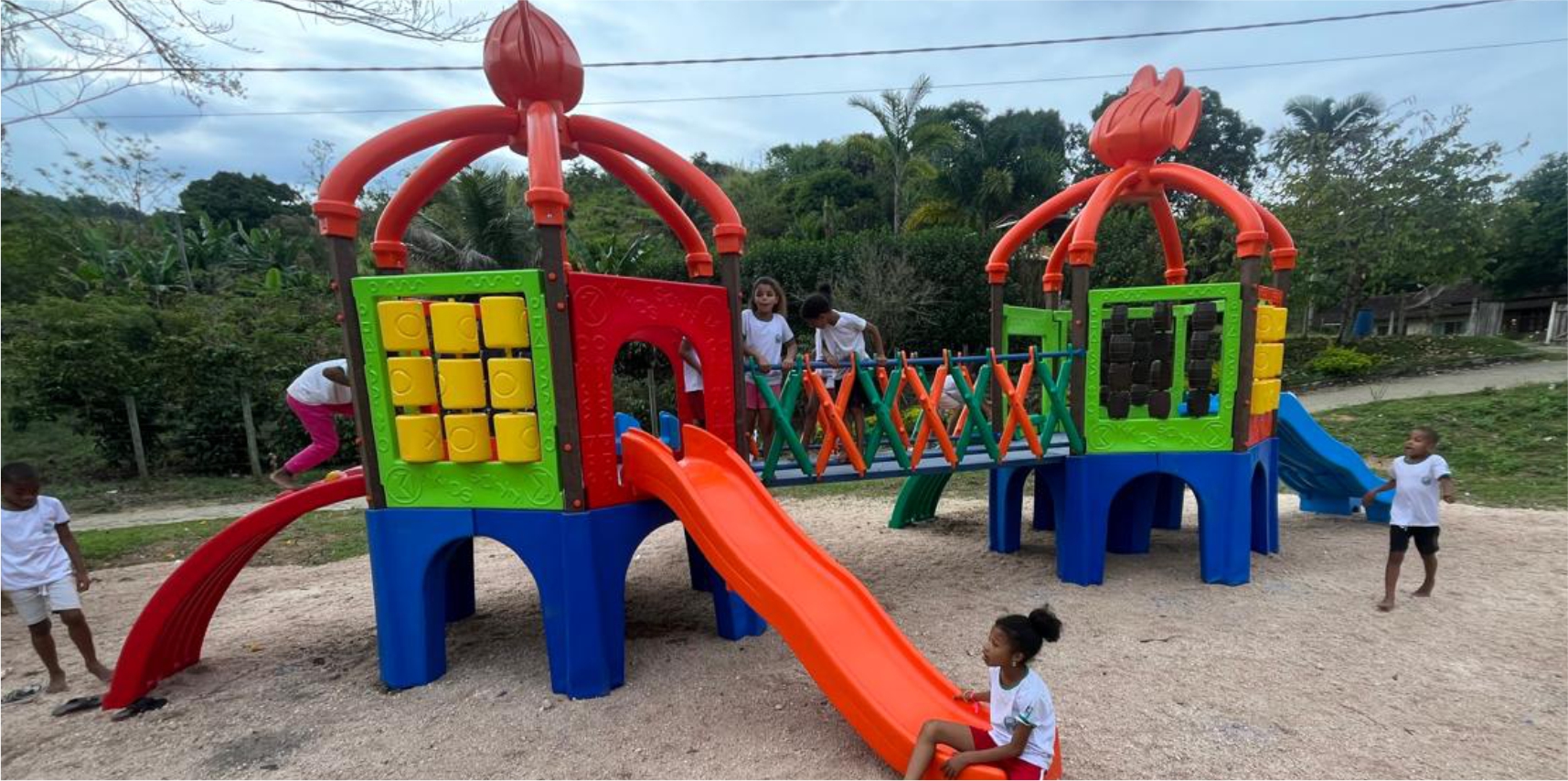 Instalação de playground na comunidade de Pedra Branca
