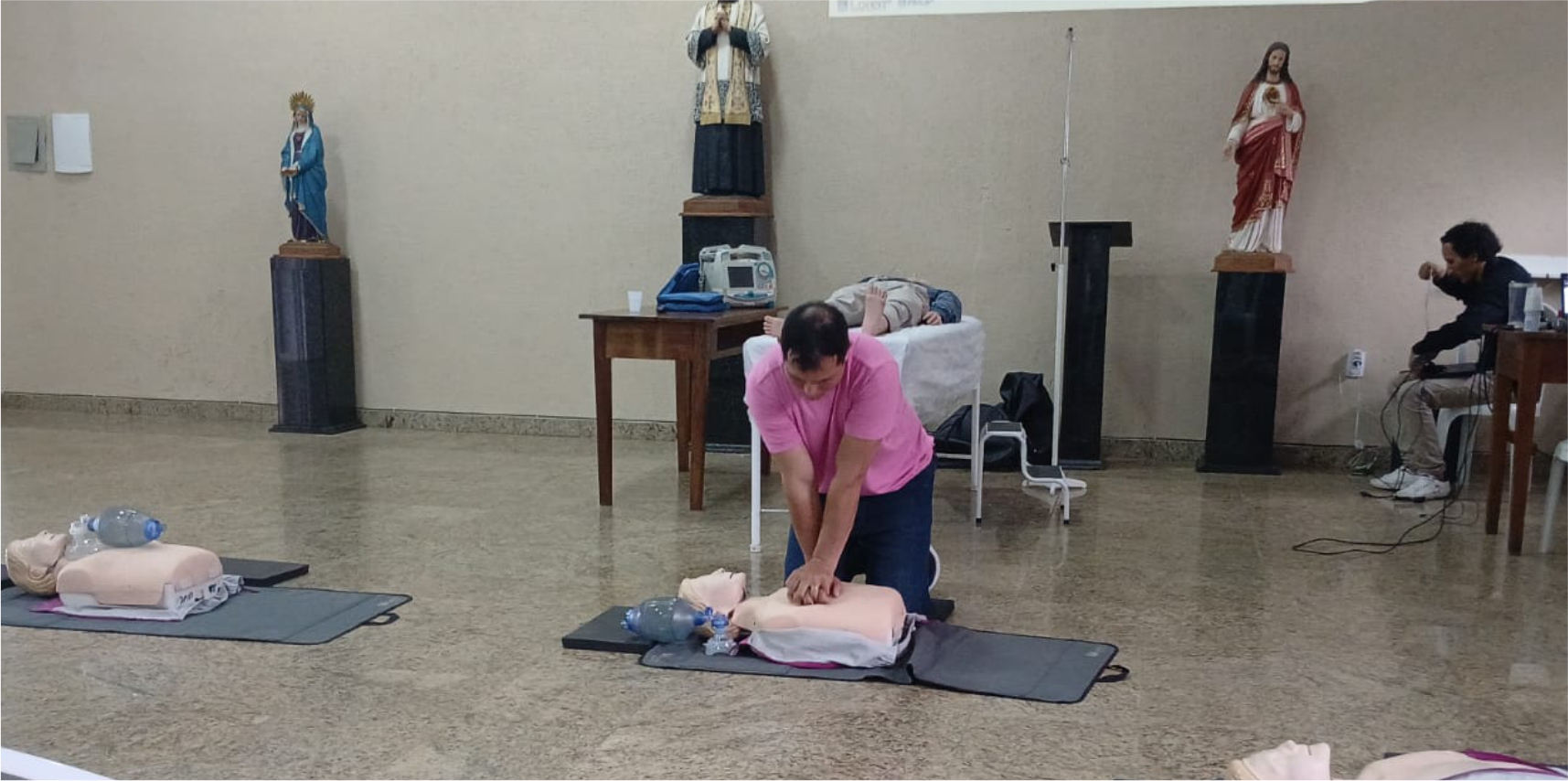 Enfermeiros e técnicos de enfermagem da Secretaria de Saúde de Vargem Alta participam de treinamento prático em RCP