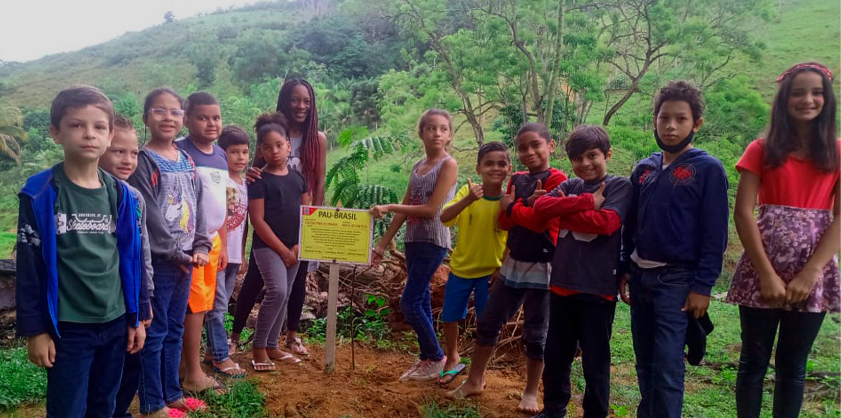 Amigo do meio ambiente doa mudas de árvores para escola do interior de Vargem Alta