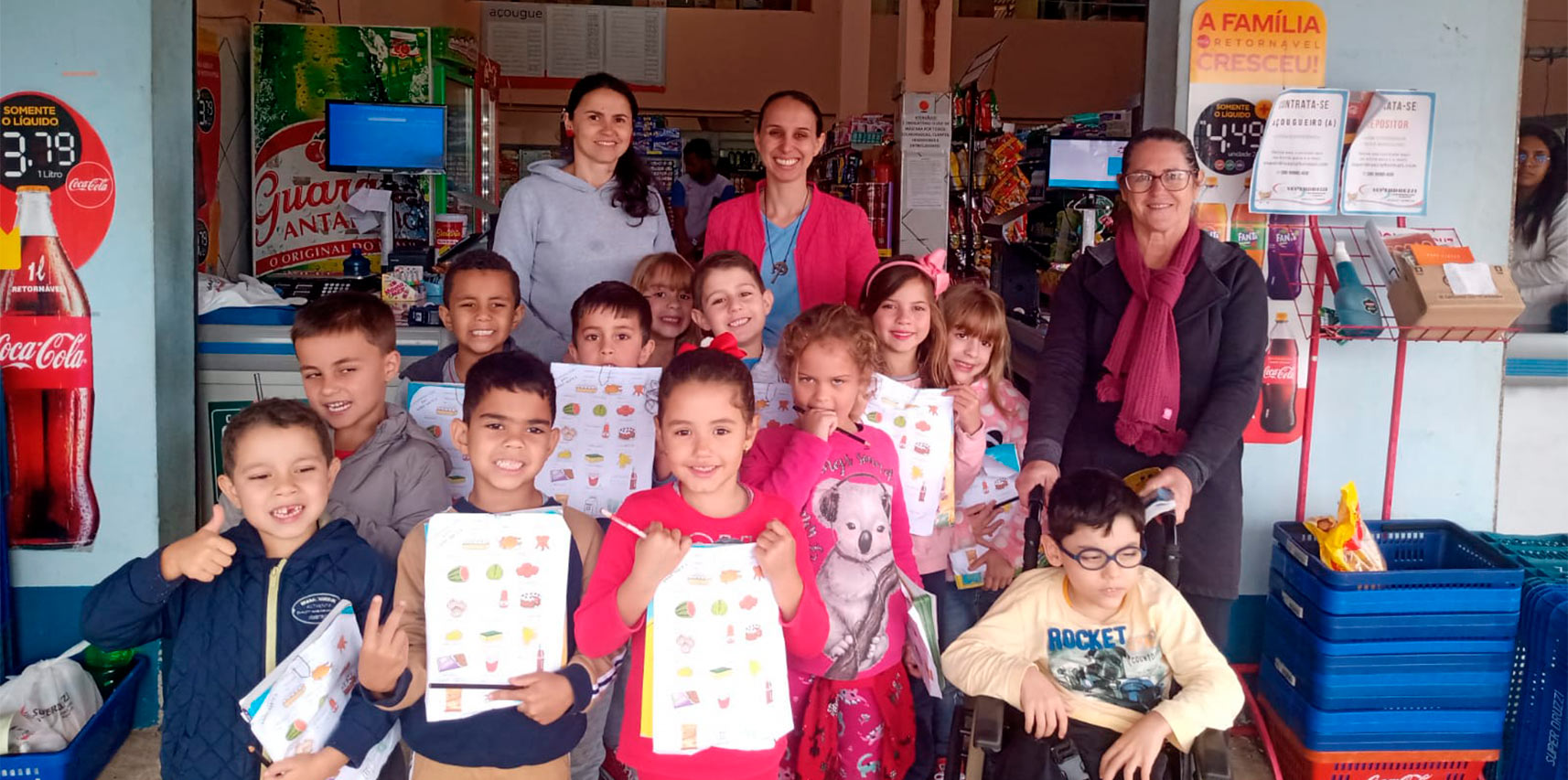 Alunos de escola de Vargem Alta visitam supermercado para realização de atividade sobre consumo consciente e sustentável e sistema monetário