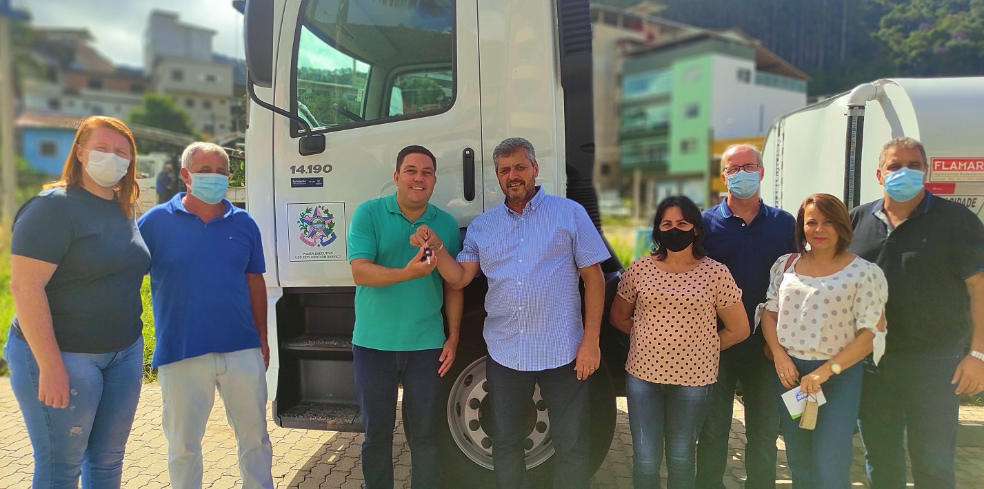 Deputado Bruno Lamas entrega caminhão pipa e visita escolas de Vargem Alta que receberam emendas parlamentares