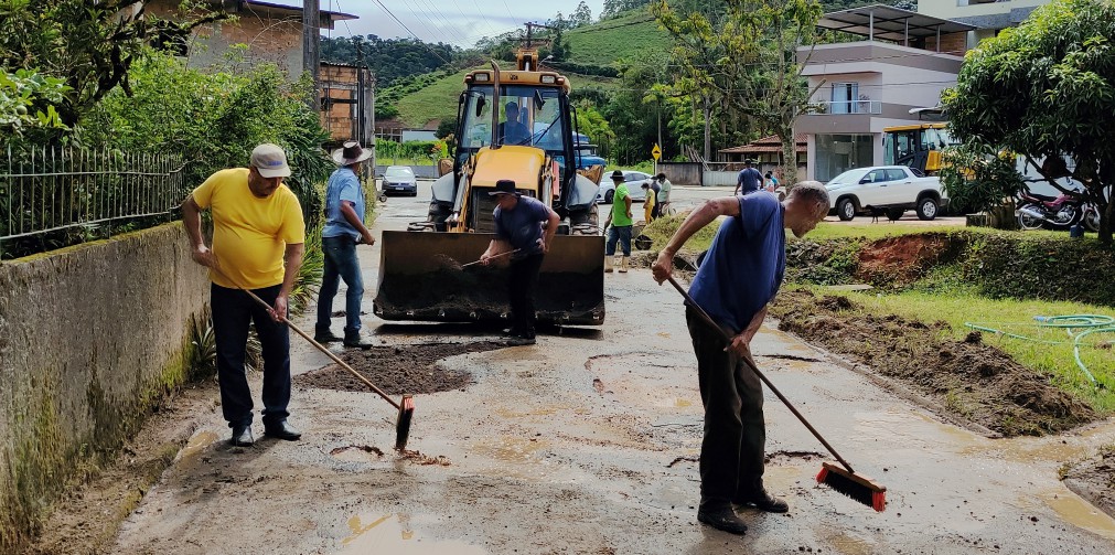 Prefeitura realiza recuperação asfáltica na Rua Florentino Fassarella no distrito de Castelinho
