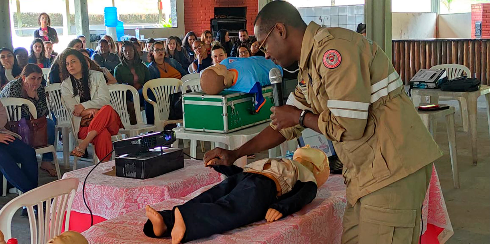 Servidores da Educação de Vargem Alta recebem treinamento de primeiros socorros do Corpo de Bombeiros