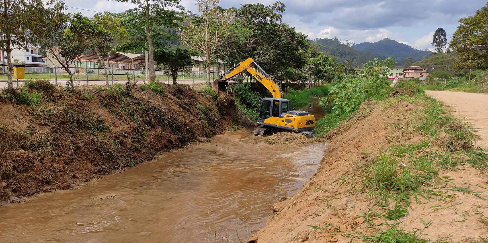 Prefeitura realiza serviço de limpeza e desassoreamento do Rio Novo em Vargem Alta