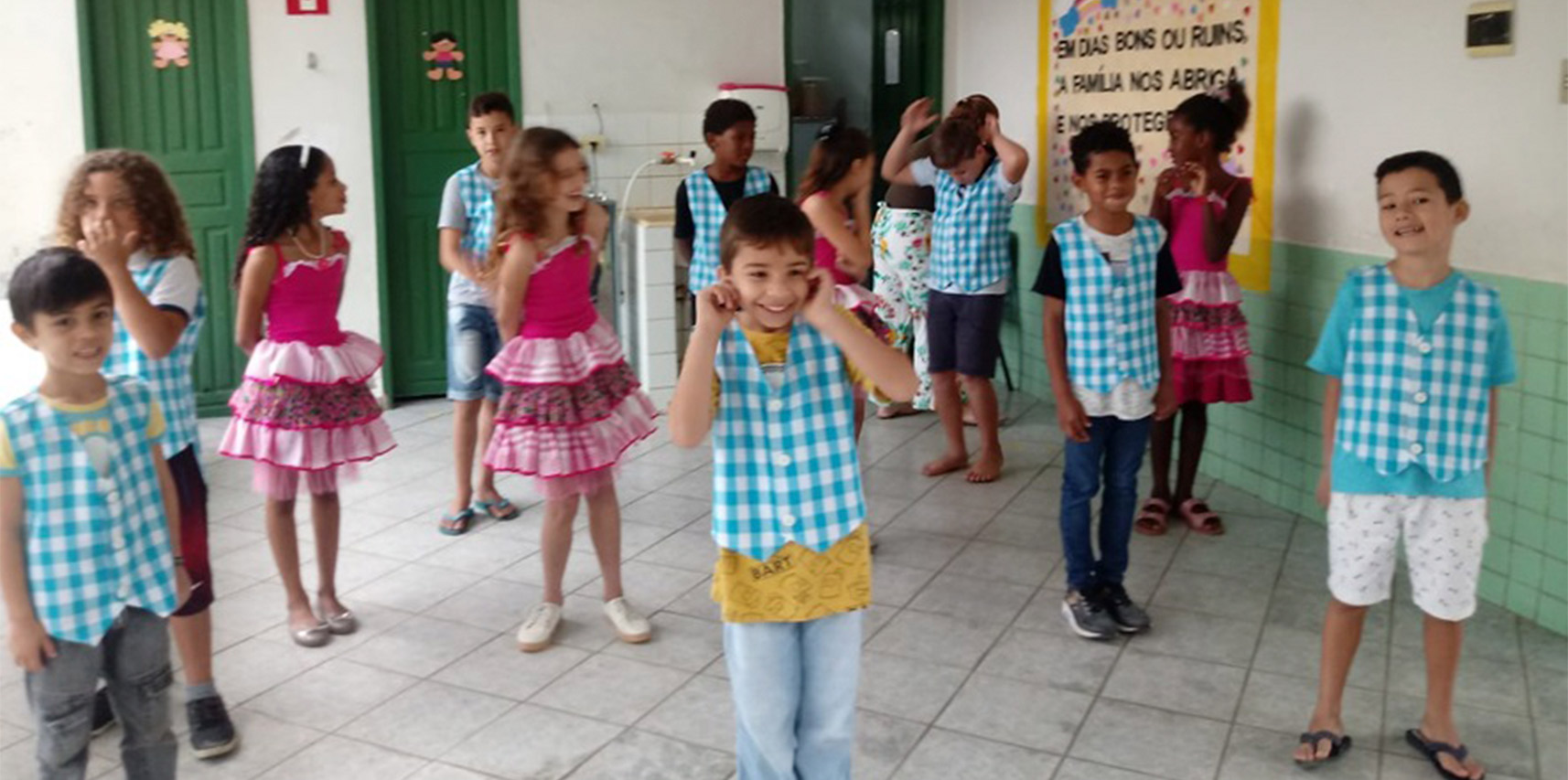 Alunos da Escola do Campo EMEB Santana apresentam trabalhos para comunidade escolar, pais e responsáveis sobre o Dia da Conquista
