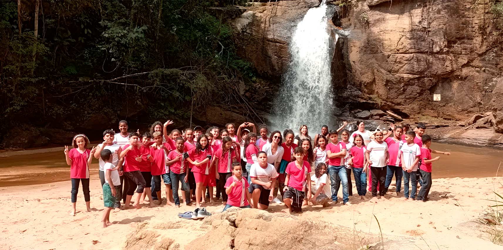 Alunos de Vargem Alta plantam mudas e fazem piquenique na Cachoeira do Caiado