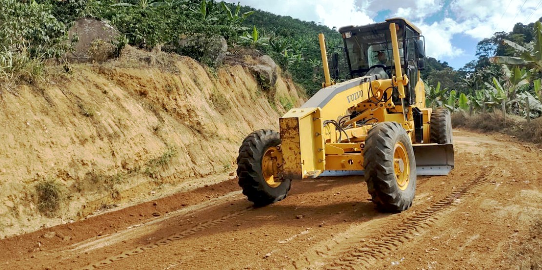 Prefeitura de Vargem Alta realiza melhorias na estrada que liga as comunidade de Paraíso a Concórdia