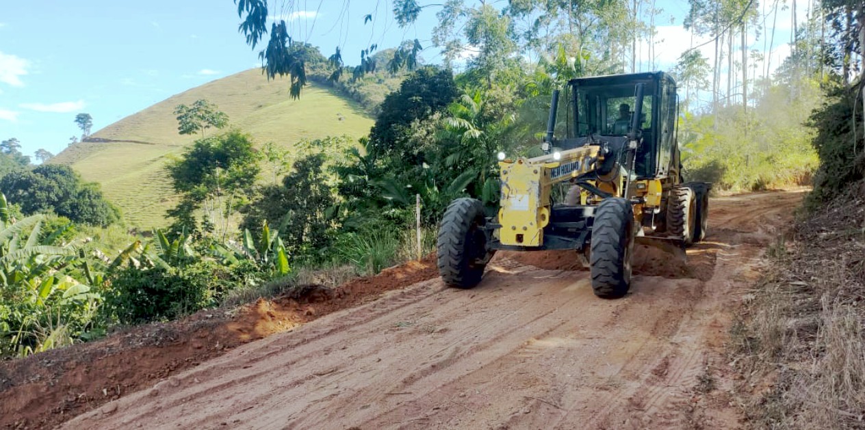 Prefeitura realiza melhorias na estrada que liga a localidade de Belém a Gruta no interior do município