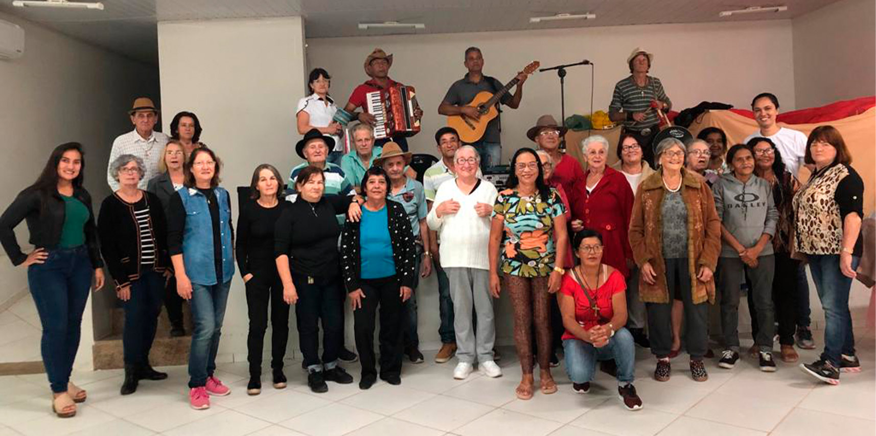 Grupo de fortalecimento de vínculo da terceira idade realiza comemoração dos aniversariantes do mês de maio