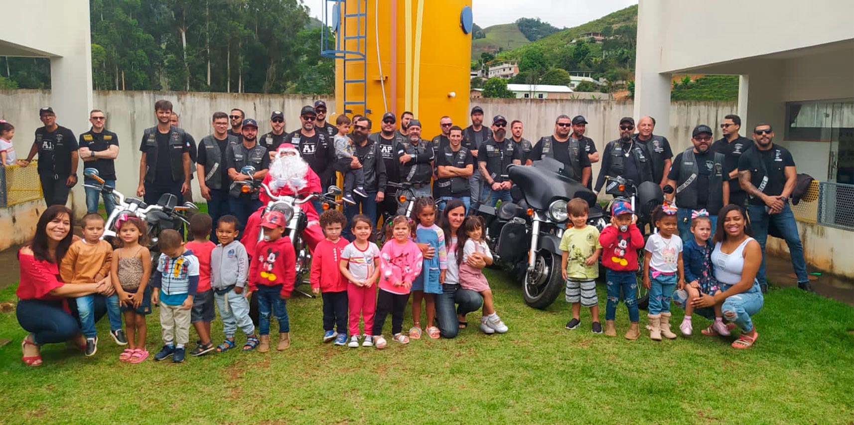 Crianças de Vargem Alta ganham presentes e show de motos durante visita do Papai Noel