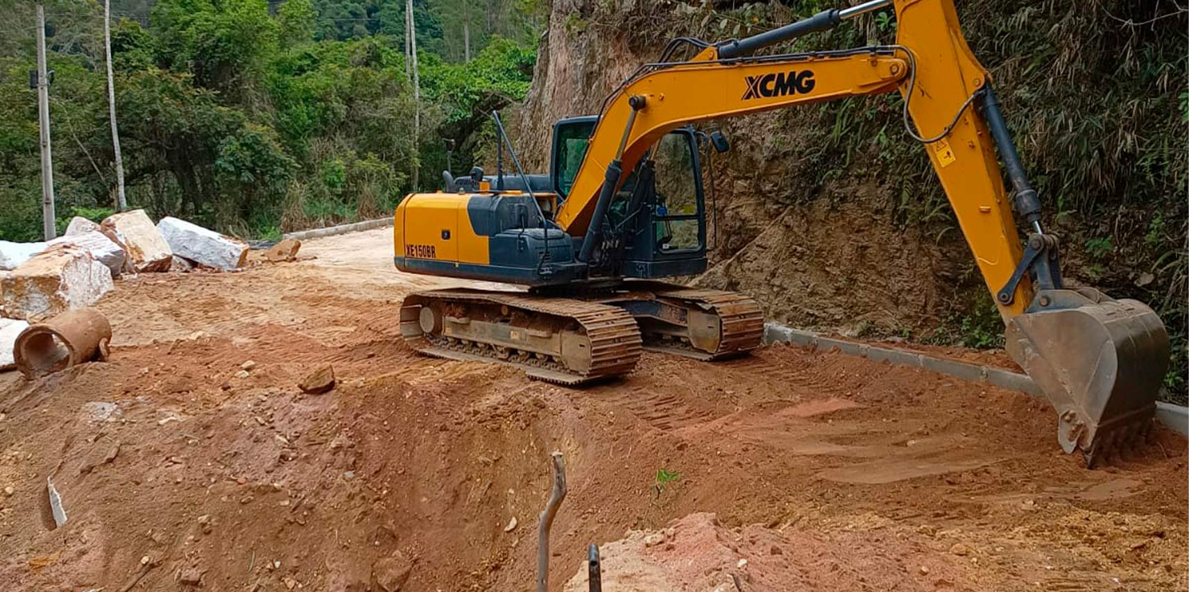 Prefeitura inicia serviço de contenção de encosta na via de acesso a localidade de Córrego do Ouro interior de Vargem Alta