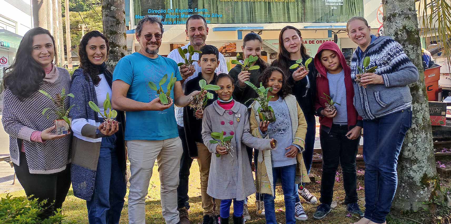 Secretarias de Meio Ambiente e Educação realizam plantio de orquídeas e bromélias com alunos da EMEB Alzira Gomes