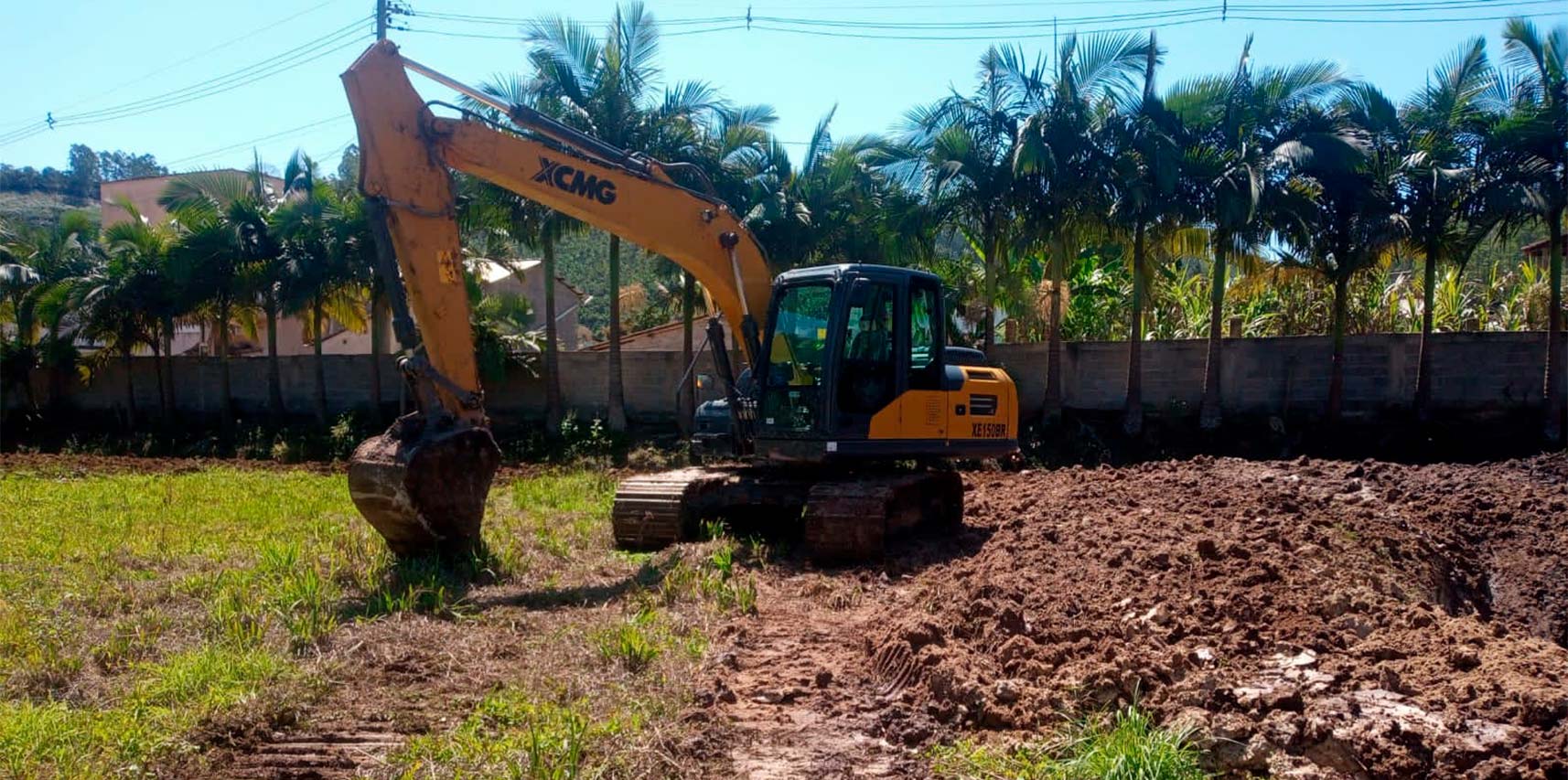 Secretaria de Agricultura atende produtores com serviços de trator em Vargem Alta