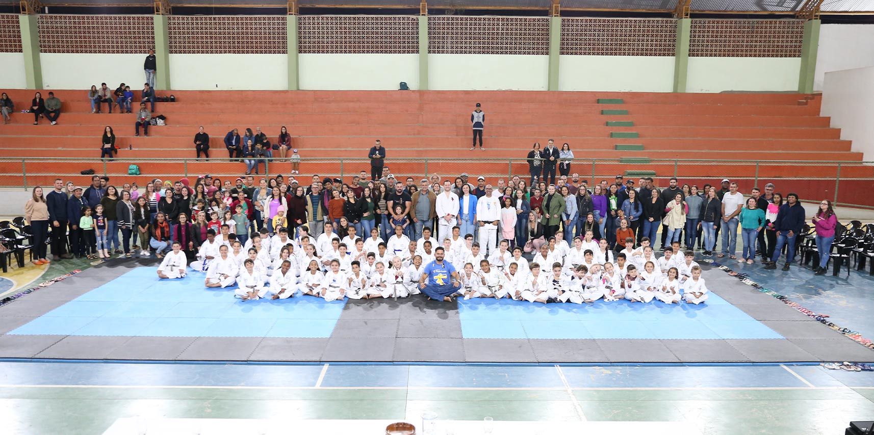 Campeão mundial e medalhista olímpico, Tiago Camilo, participa da troca de faixa de crianças e adolescentes atendidos por projeto de Judô em Vargem Alta