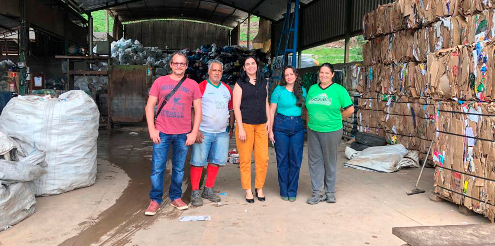 Representantes de Vargem Alta visitam associação de catadores de material reciclável de Venda Nova do Imigrante