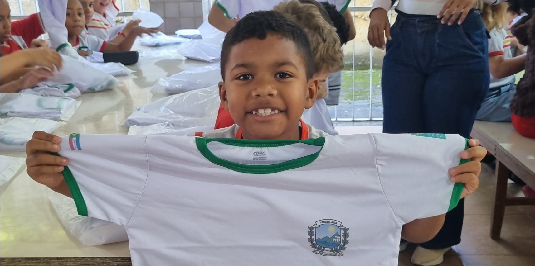 Imagem da notícia: Vargem Alta inicia entrega dos novos uniformes escolares