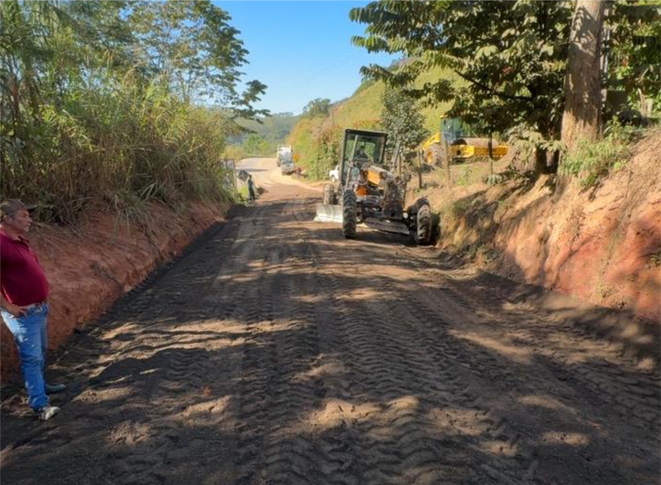 Imagem da notícia: Prefeitura inicia aplicação de Revsol na estrada de Jacutinga